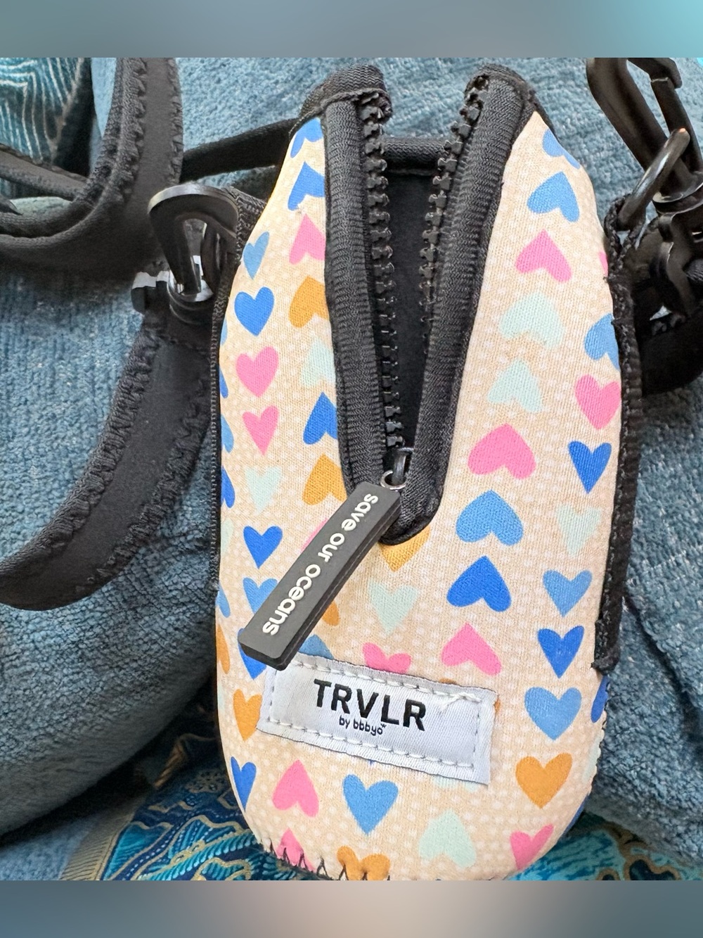 TRVLR by bbbyo Neoprene Insulated Water Bottle/Beer Pouch Like New Heart Print